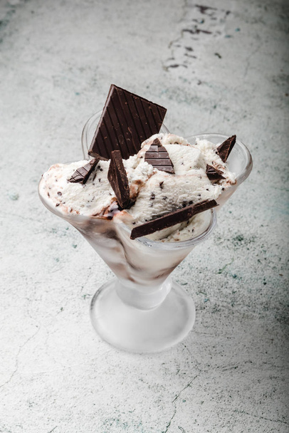 Specialiteit Italiaanse stracciatella Ice Cream scoop met vlokken van donkere chocolade in een romige vanille-ijs. Bovenaanzicht. Specialiteit Italiaanse stracciatella Ice - Foto, afbeelding