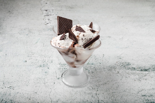 Spezialität italienisches Stracciatella-Eis mit Flocken dunkler Schokolade in einem cremigen Vanilleeis. Ansicht von oben. Spezialität italienisches Stracciatella Eis - Foto, Bild