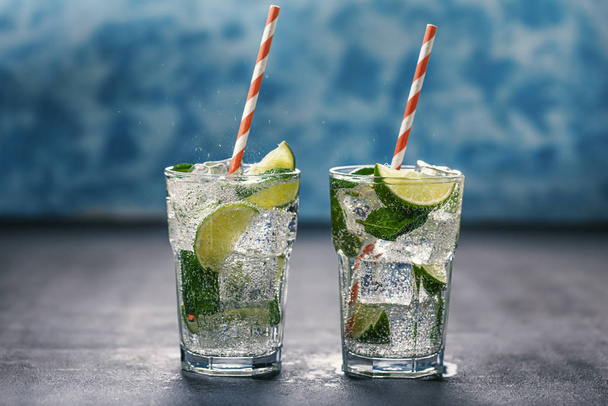 Un couple Mojito. Deux cocktails à la menthe et au citron vert, la base de rhum ou de soda. Heure d'été, bar, plage
. - Photo, image