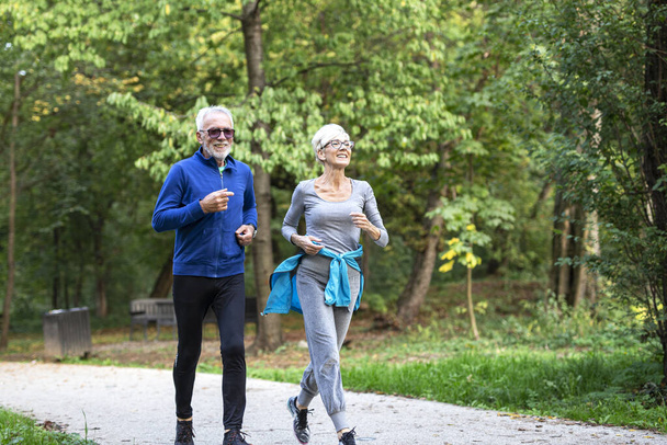 Ältere paar Mann und Frau joggen im Park - Foto, Bild