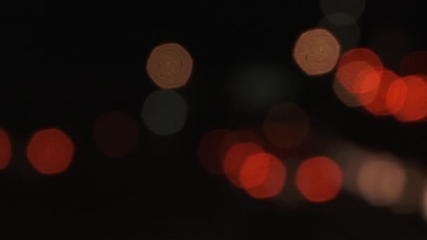 Blickwinkel: Autobahnverkehr fährt nachts durch Baugebiet mit Umstellung auf Schwarz. - Filmmaterial, Video