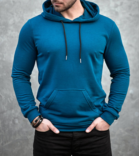 man draagt oude marine blauwe hoodie - Foto, afbeelding
