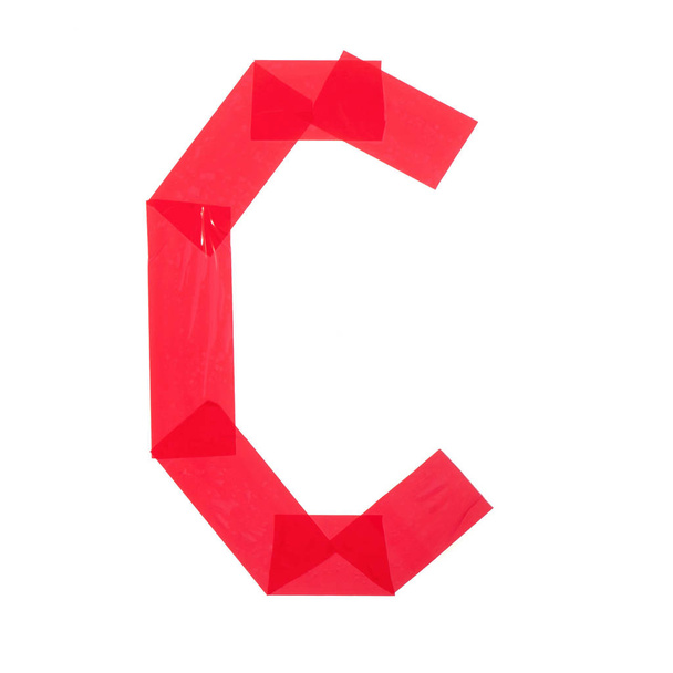 Buchstabe "C" aus rotem Bauklebeband. Isoliert auf weißem Hintergrund - Foto, Bild