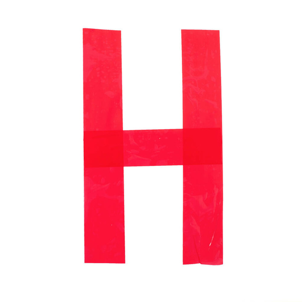 Brief "H" gemaakt van rood plakband. Geïsoleerd op witte achtergrond - Foto, afbeelding