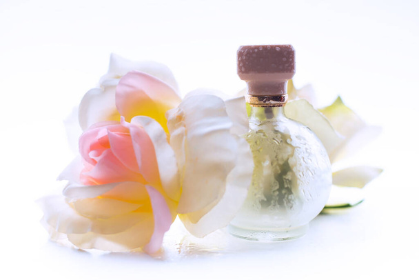 Botella de perfume sobre fondo claro  - Foto, Imagen