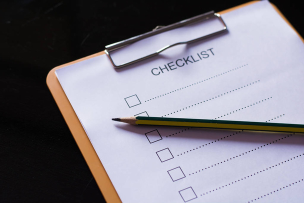 Concetto di checklist - checklist, carta e penna con la parola checklist sul tavolo di legno
 - Foto, immagini