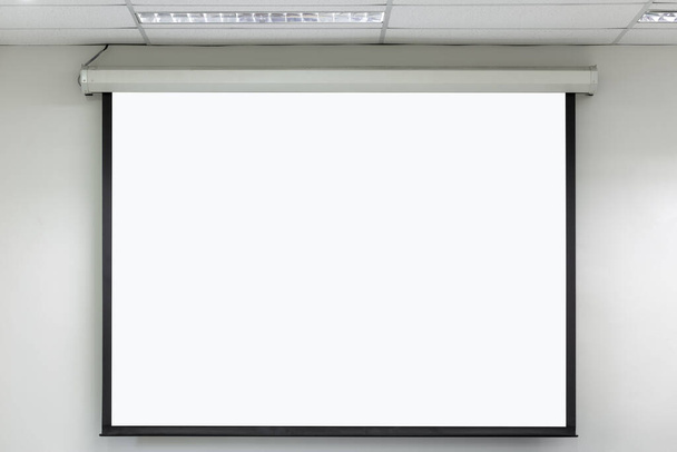 Εμπρόσθια όψη της αίθουσα διαλέξεων με κενό προβολέα λευκή οθόνη. - Φωτογραφία, εικόνα