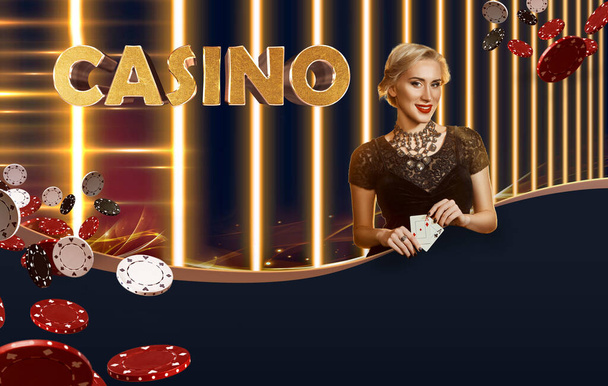 Γυναίκα με μαύρο φόρεμα, κοσμήματα. Εμφάνιση δύο άσους, χαμογελώντας, θέτοντας σε πολύχρωμο φόντο με χρυσή επιγραφή καζίνο και ιπτάμενες μάρκες. Πόκερ, καζίνο - Φωτογραφία, εικόνα