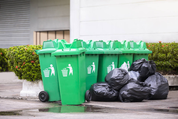 Zielone kosze na śmieci wyrównać ulicę sąsiedztwa. - Zdjęcie, obraz