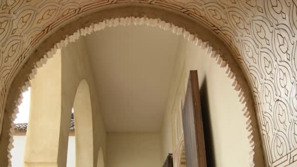 Ornaments in arcs in muslim palace of Alcazaba, Malaga, Spain. Tilt - Záběry, video