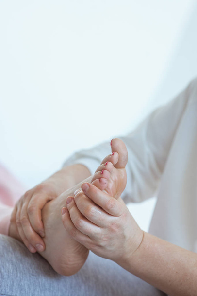 Ręka robi tajski masaż stóp. Alternatywna medycyna i koncepcja masażu tajskiego  - Zdjęcie, obraz