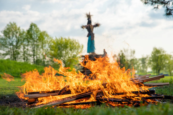 Boszorkányok elégetése a hagyomány szerint a Walpurgis éjszakán. nyilvános rendezvény tűzzel és ünnepléssel - Fotó, kép