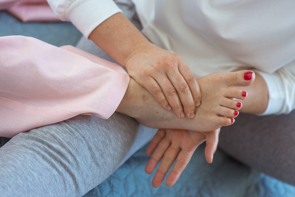 Рука делает тайский массаж ног. Альтернативная медицина, отдых, оздоровительный и тайский массаж
  - Фото, изображение
