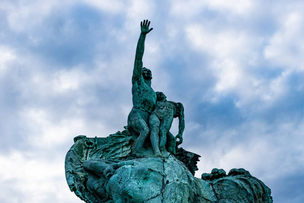 Марсель, Франция - 25 января 2020 года: Памятник героям и жертвам моря (Monument aux heros et victimes de la mer), установленный рядом с дворцом Фаро на фоне облачного неба
 - Фото, изображение