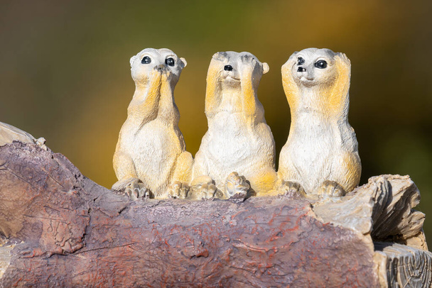 Primer plano de un ornamento de tres suricatas que representan el proverbio escuchar ningún mal ver ningún mal hablar ningún mal
. - Foto, imagen