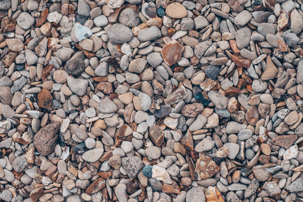 Abstract natuur zee kiezelstenen achtergrond. Beige vintage kleur. Verschillende vormen multicolor steentjes (grijs, oranje, wit, geel) als abstracte textuur achtergrond. Natuur en rust. - Foto, afbeelding