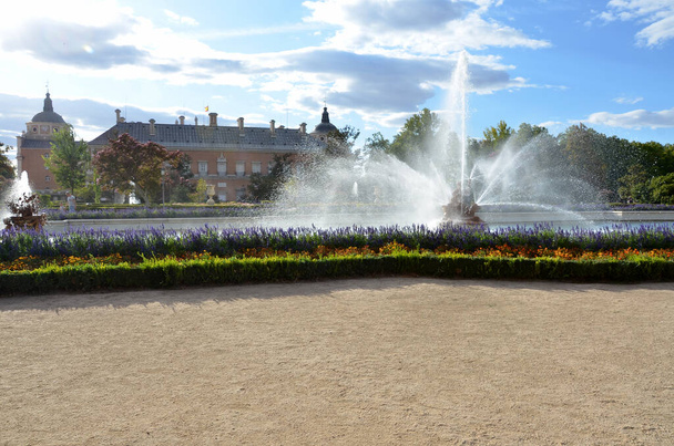Royal palace and gardens in Aranjuez - Фото, изображение