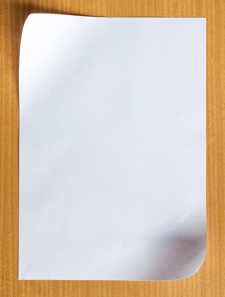 blanco wit papier op hout achtergrond - Foto, afbeelding