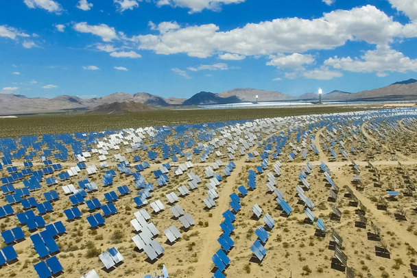 Солнечные панели. Альтернативным источником энергии являются солнечные панели
. - Фото, изображение