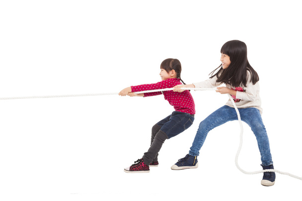 gelukkig weinig kinderen spelen touwtrekken - Foto, afbeelding