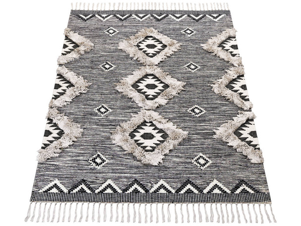Skandynawski dywan frędzlowy z długim stosem i frędzlami. Dywan z etnicznym geometrycznym wzorem na białym tle. 3d renderowanie - Zdjęcie, obraz