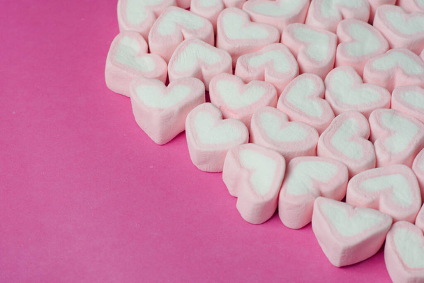Rosa herzförmige Marshmallows Hintergrund - Foto, Bild