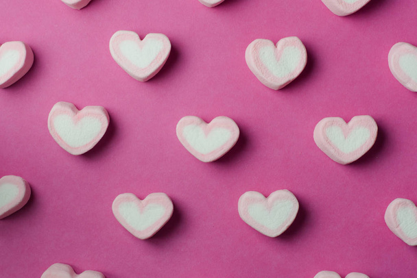 Vaaleanpunainen sydämen muotoinen vaahtokarkkeja tausta
 - Valokuva, kuva