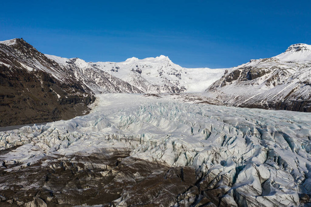 Вид сверху на ледник Sv nafellsj kull в солнечную погоду. Начало весны в Исландии
 - Фото, изображение