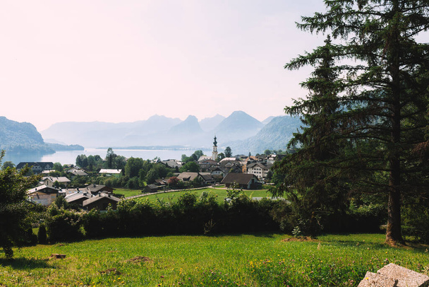 Γραφική εικόνα-καρτ ποστάλ θέα του διάσημου χωριού Hallstatt λίμνη - Φωτογραφία, εικόνα