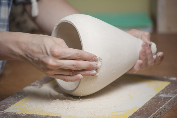 fille faire vase à partir d'argile
 - Photo, image