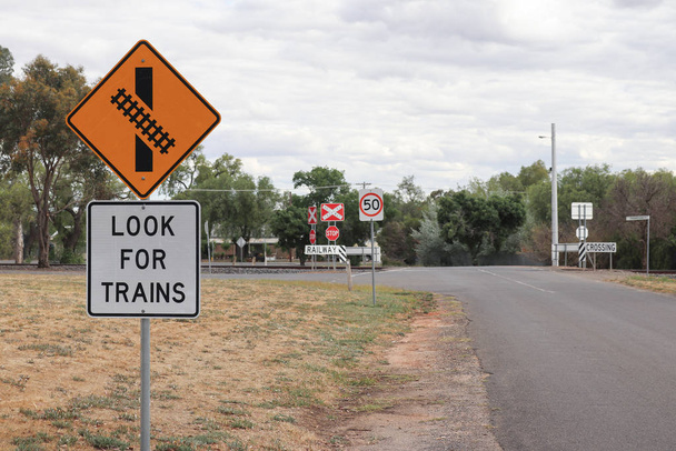 Poszukaj pociągów i innych znaków ostrzegawczych zbliżających się do przejazdu kolejowego - Zdjęcie, obraz