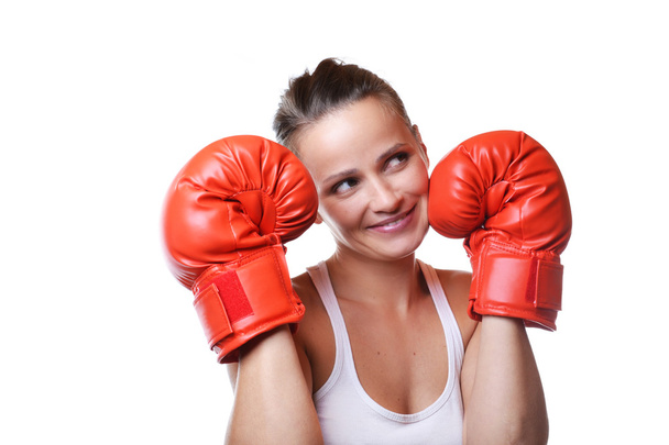 Beautiful smiling woman with the red boxing gloves - Foto, afbeelding
