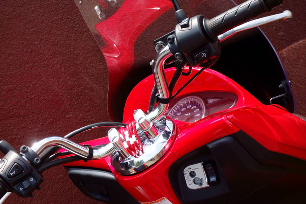 Piros stílusos kerékpár műszer panel és fogantyú - Fotó, kép