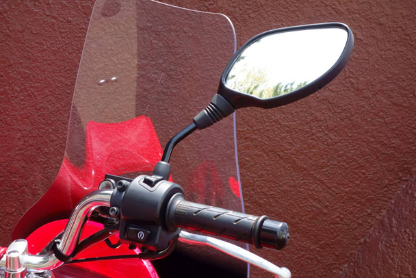 Punainen tyylikäs pyörä kojelauta ja kahva
 - Valokuva, kuva