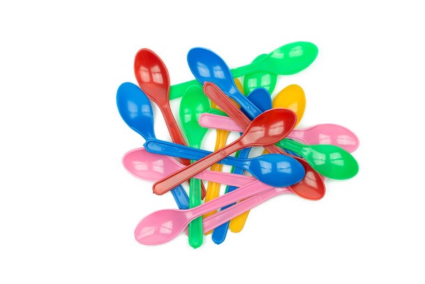 kleurrijke plastic lepels voor partij geïsoleerd op wit - Foto, afbeelding