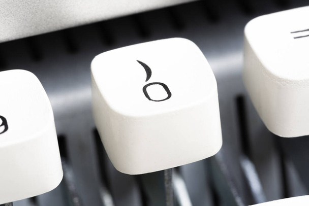 Extrémní detailní nebo makro snímek plastové klávesnice z ručního psacího stroje s mělkou hloubkou pole a selektivním zaměřením. - Fotografie, Obrázek