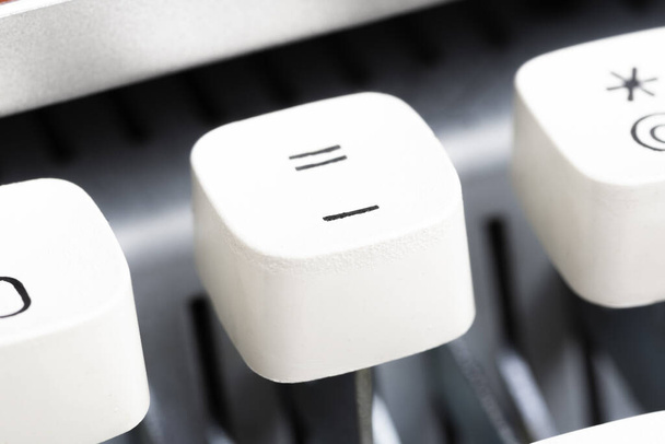 Екстремальний крупним планом або макрозйомка пластикової клавіатури з ручної друкарської машинки з малою глибиною різкості та вибірковим фокусом
. - Фото, зображення