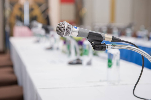 Enfoque selectivo del micrófono en la sala de seminarios sobre fondo borroso
 - Foto, Imagen