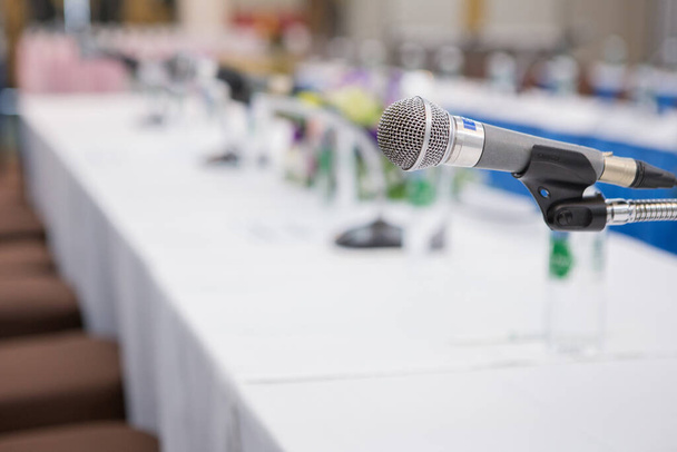 Focus selettivo del microfono nella sala seminari su sfondo sfocato
 - Foto, immagini
