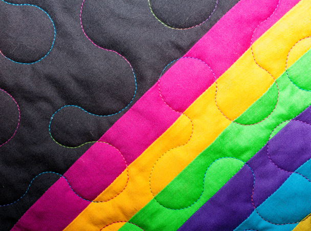 mooie handgemaakte quilt in heldere kleuren - Foto, afbeelding