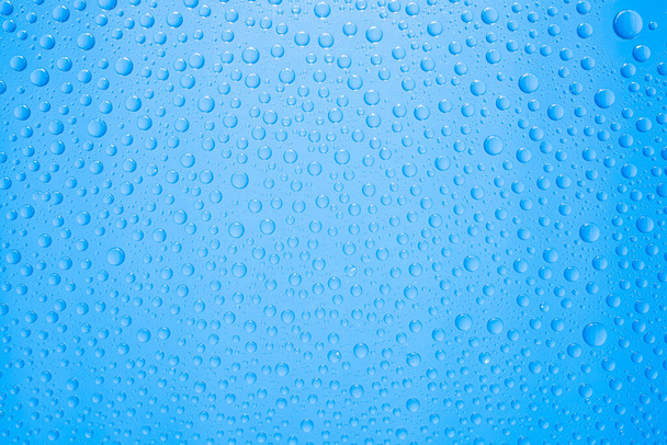 gouttes d'eau sur fond bleu - Photo, image