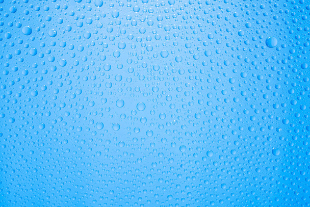 Gotas de agua sobre fondo azul - Foto, imagen