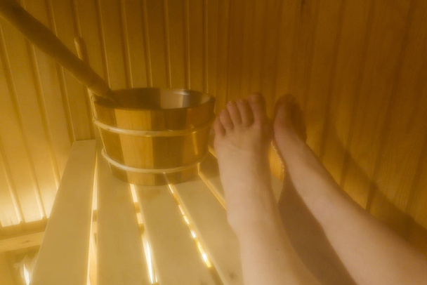 Frauenfüße in der Sauna - Foto, Bild