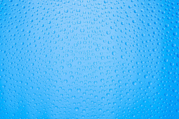 Gotas de agua sobre fondo azul - Foto, Imagen