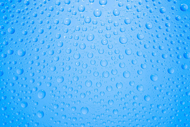Gocce d'acqua su sfondo blu - Foto, immagini