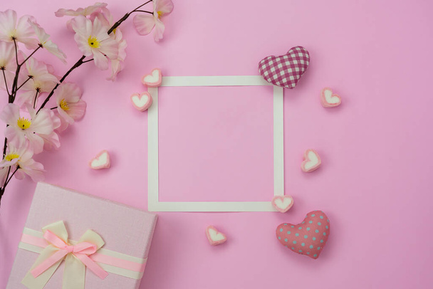 Asztali nézet légi kép dekorációk nemzetközi női nap ünnep koncepció háttér.Lapos laikus jele szezon a szó 8 március boldog nő napja virággal és ajándék doboz rózsaszín papíron. - Fotó, kép
