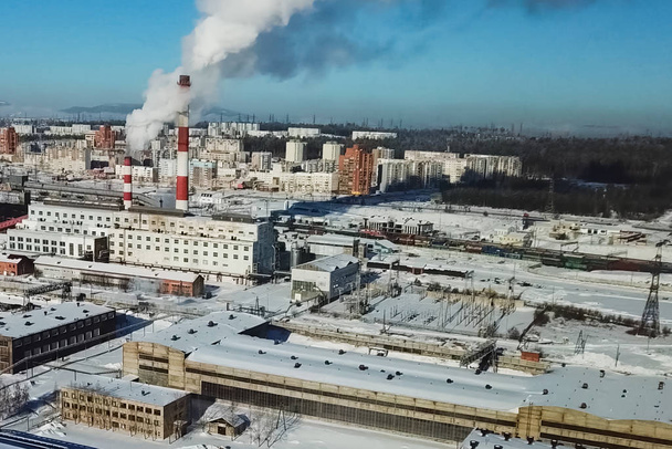 Ipari táj, kilátás a gyárra és a kazánházra. Füst a kéményből.. - Fotó, kép