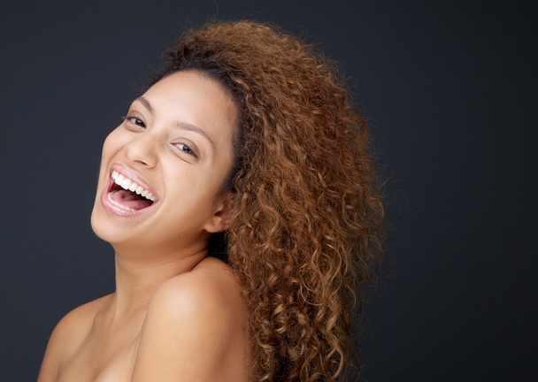 Красивая молодая женщина с голыми плечами смеется
 - Фото, изображение
