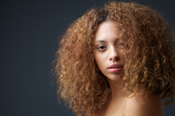 çekici bir kadın manken kıvırcık saçlı güzellik portresi - Fotoğraf, Görsel