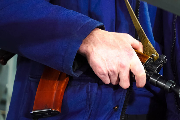 La mano de un guardia de seguridad en un Kalashnikov. Guardias del departamento armados
. - Foto, imagen
